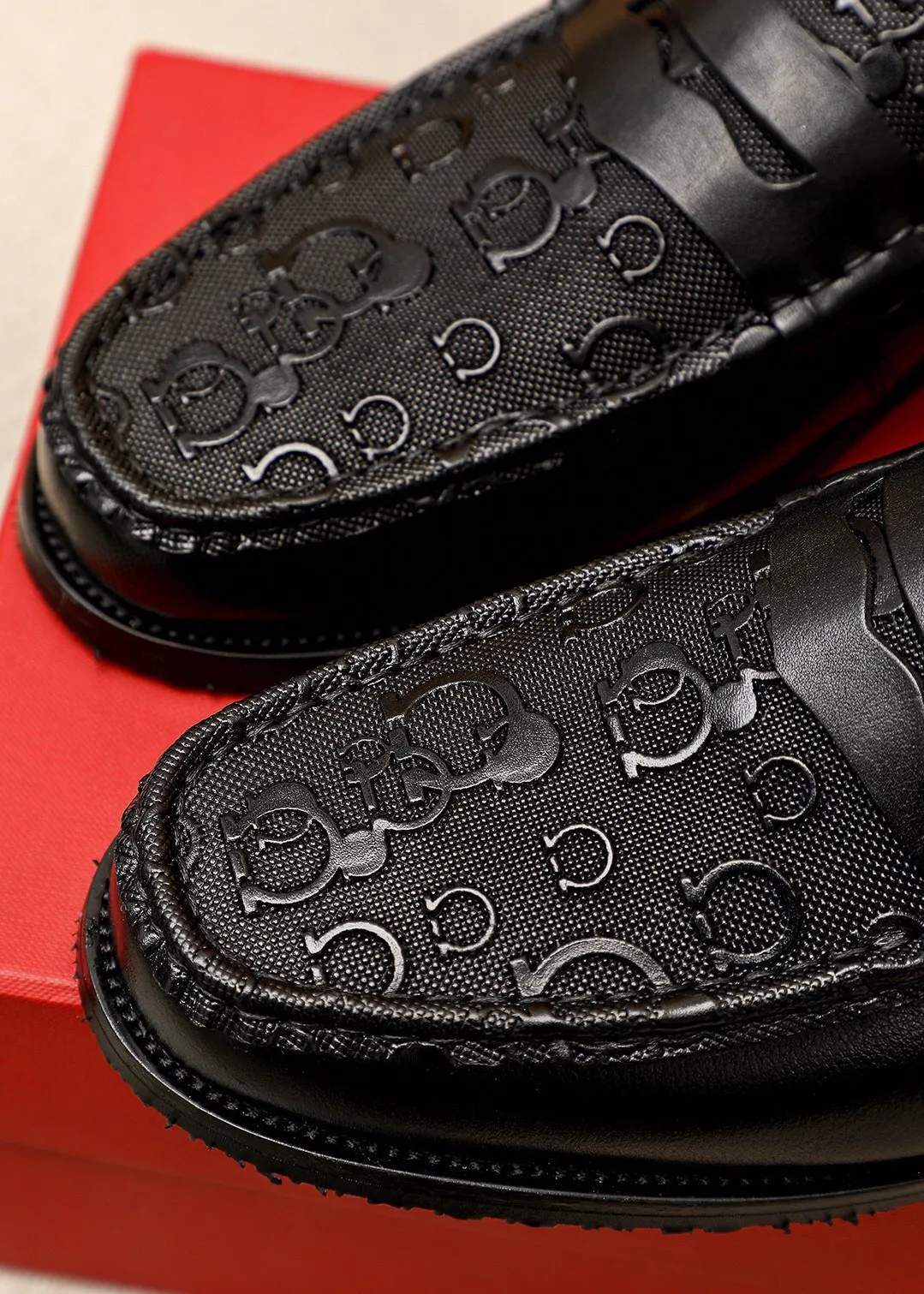 Men's shoes 💰462 💐 Product trademark: Ferragamo "Ferragamo" casual leather shoes Regular size: 38-44 (45.46🉑️customized) Product materials: Selected imported first-layer calfskin embossed upper, imported water-dyed cowhide leather lining. Strong three-dimensional visual effect, combined outsole Color: 1⃣️color optional
